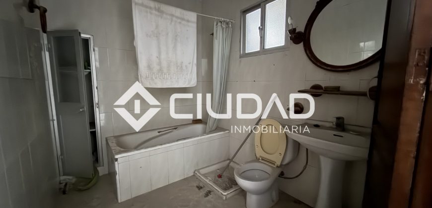 Casa independiente de 2 plantas y con cochera — Zona La Silera, pleno centro de Lebrija.