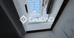 Casa independiente de 2 plantas y con cochera — Zona La Silera, pleno centro de Lebrija.