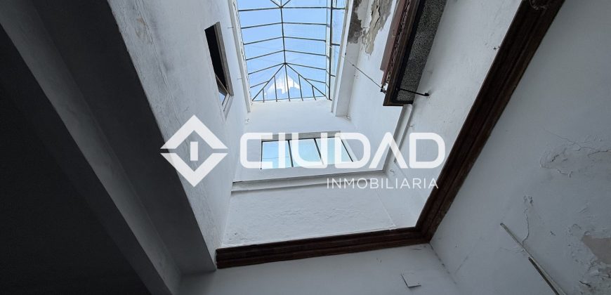 Casa independiente de 2 plantas y con cochera — Zona La Silera, pleno centro de Lebrija.