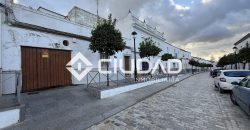 Casa independiente de 2 plantas y con cochera — Zona La Silera, pleno centro de Lebrija.