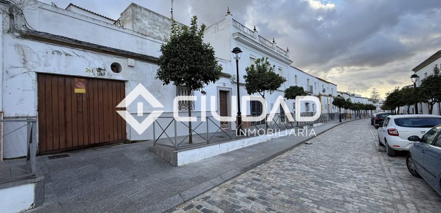 Casa independiente de 2 plantas y con cochera — Zona La Silera, pleno centro de Lebrija.