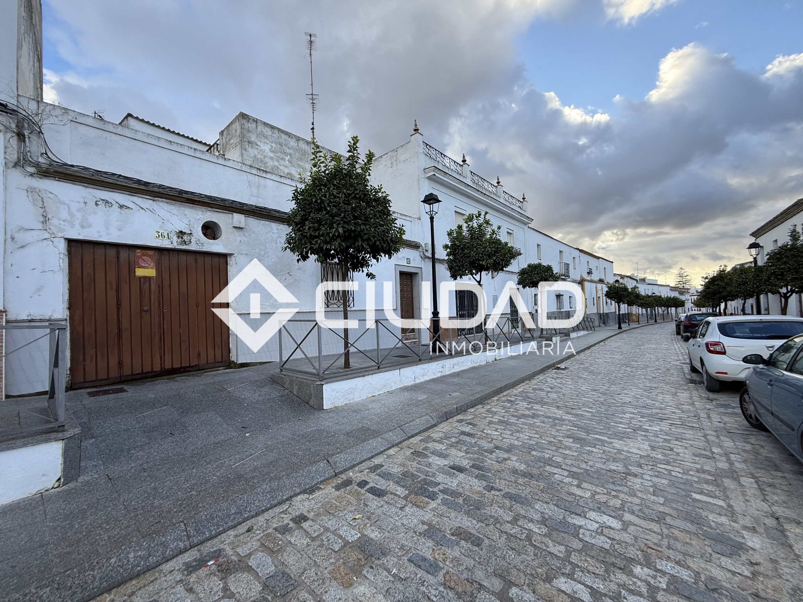 Casa independiente de 2 plantas y con cochera — Zona La Silera, pleno centro de Lebrija.