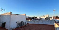 CASA CON COCHERA EN FUENTES DE ANDALUCIA.