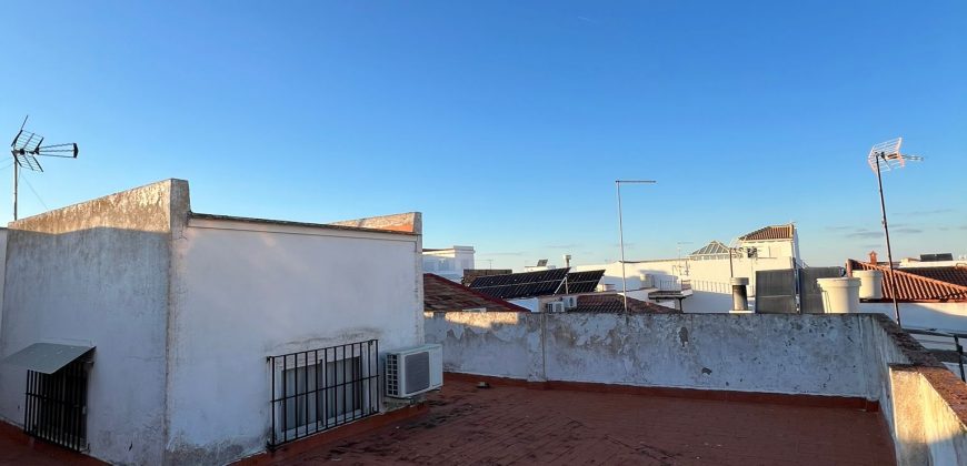 CASA CON COCHERA EN FUENTES DE ANDALUCIA.