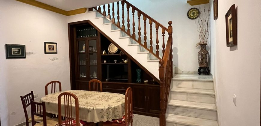 CASA CON COCHERA EN FUENTES DE ANDALUCIA.