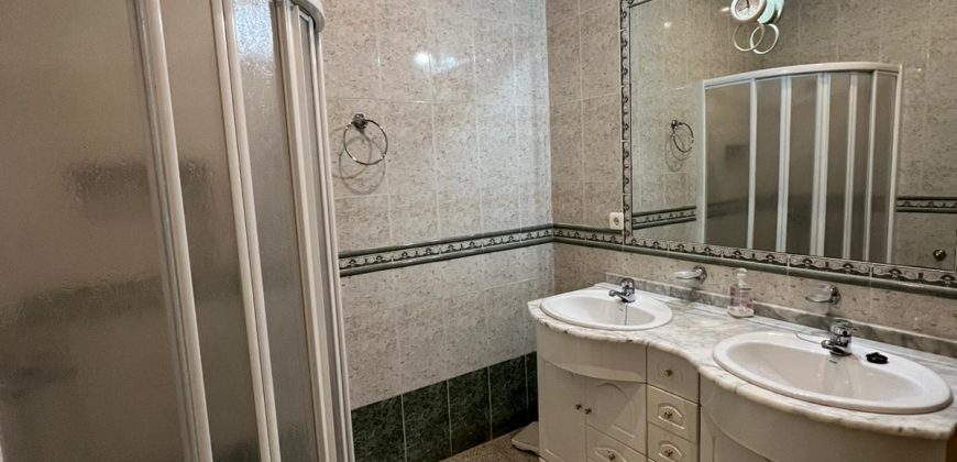 CASA CON COCHERA EN FUENTES DE ANDALUCIA.