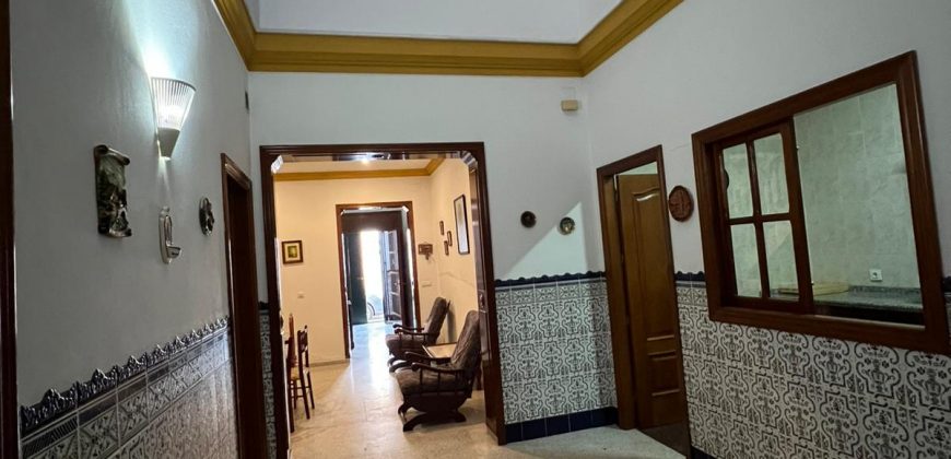 CASA CON COCHERA EN FUENTES DE ANDALUCIA.