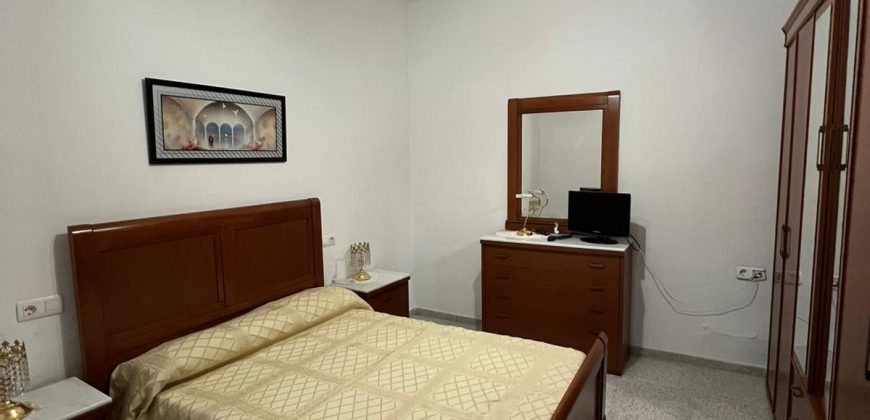 CASA CON COCHERA EN FUENTES DE ANDALUCIA.