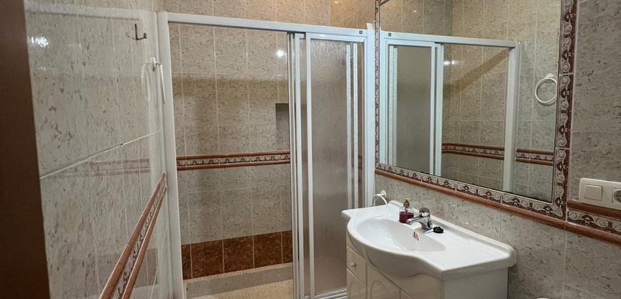 CASA CON COCHERA EN FUENTES DE ANDALUCIA.