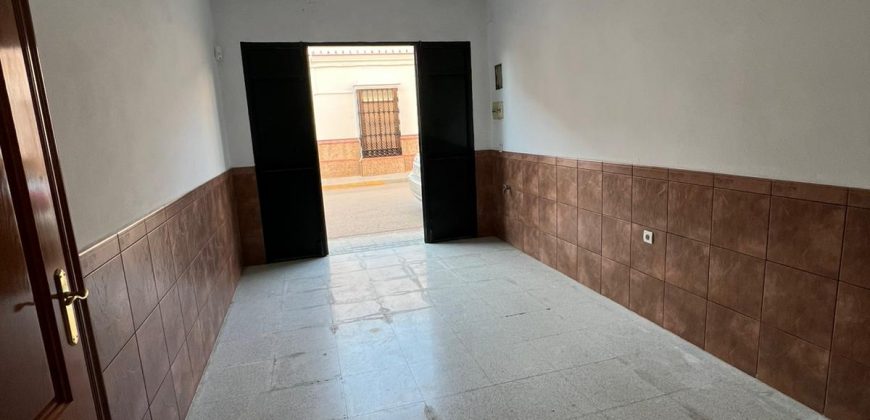 CASA CON COCHERA EN FUENTES DE ANDALUCIA.