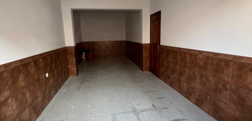 CASA CON COCHERA EN FUENTES DE ANDALUCIA.