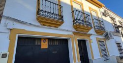 CASA CON COCHERA EN FUENTES DE ANDALUCIA.