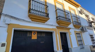 CASA CON COCHERA EN FUENTES DE ANDALUCIA.