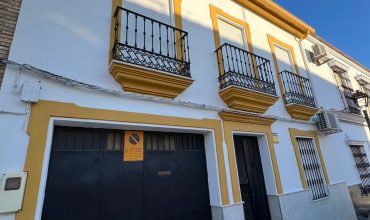 CASA CON COCHERA EN FUENTES DE ANDALUCIA.