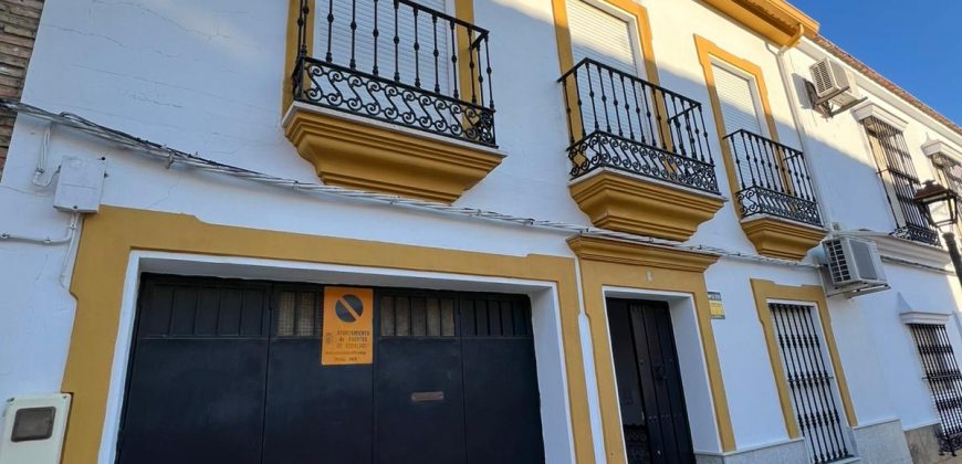 CASA CON COCHERA EN FUENTES DE ANDALUCIA.