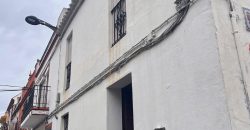 CASA DE DOS PLANTAS CON COCHERA.