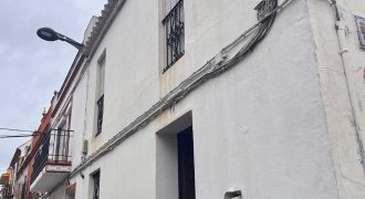 CASA DE DOS PLANTAS CON COCHERA.