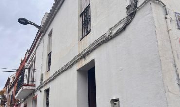 CASA DE DOS PLANTAS CON COCHERA.