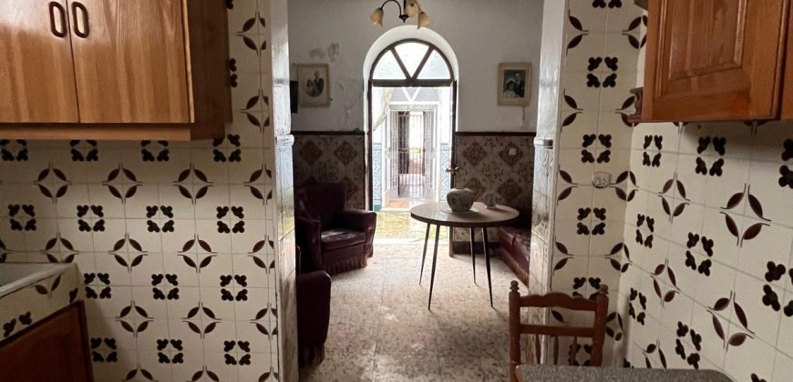 CASA DE DOS PLANTAS CON COCHERA.