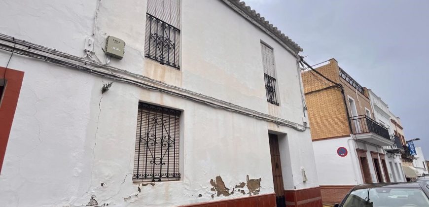 CASA DE DOS PLANTAS CON COCHERA.