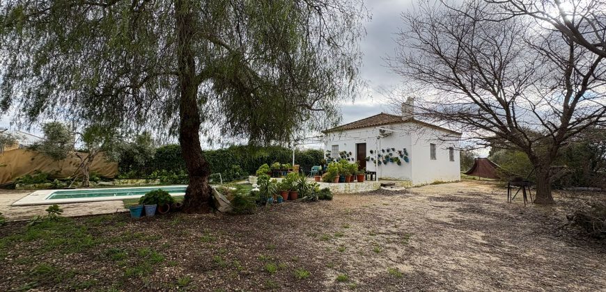 Encantador chalet REBAJADO de una sola planta con huerto y piscina