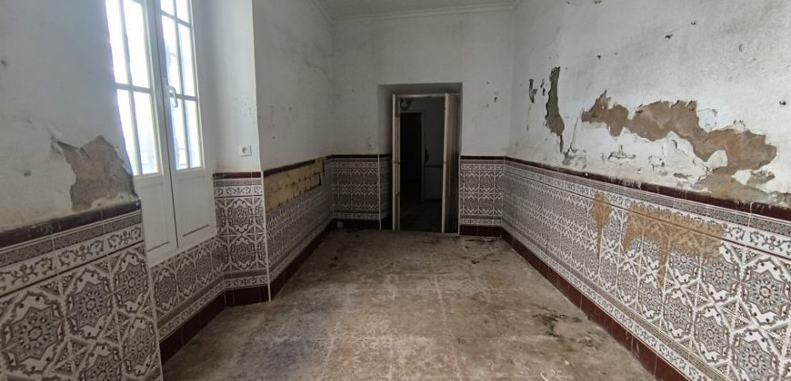 CASA PARA REFORMA INTEGRAL O DERRIBO CON GRAN PATIO EN EL CENTRO DE MAIRENA