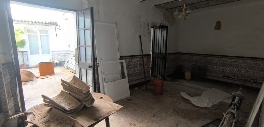 CASA PARA REFORMA INTEGRAL O DERRIBO CON GRAN PATIO EN EL CENTRO DE MAIRENA