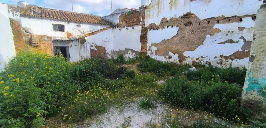 CASA PARA REFORMA INTEGRAL O DERRIBO CON GRAN PATIO EN EL CENTRO DE MAIRENA