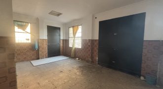 Local comercial en venta de 96 m², situado a escasos metros del metro de Barrio Alto, en San Juan de Aznalfarache.