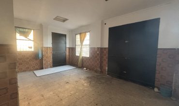Local comercial en venta de 96 m², situado a escasos metros del metro de Barrio Alto, en San Juan de Aznalfarache.