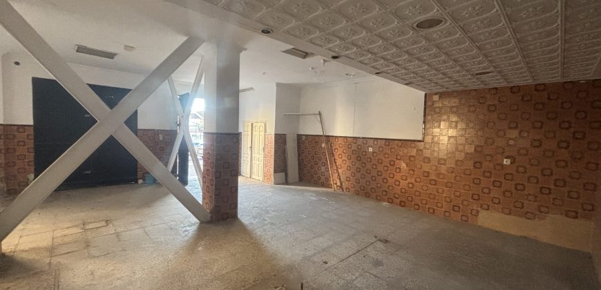 Local comercial en venta de 96 m², situado a escasos metros del metro de Barrio Alto, en San Juan de Aznalfarache.