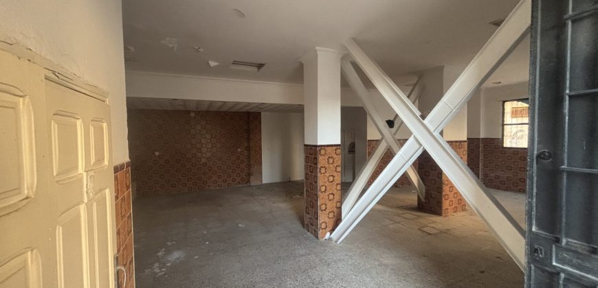 Local comercial en venta de 96 m², situado a escasos metros del metro de Barrio Alto, en San Juan de Aznalfarache.