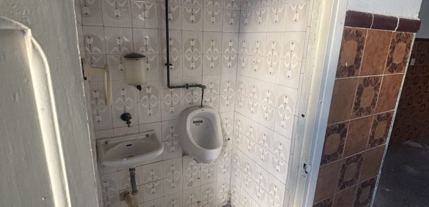 Local comercial en venta de 96 m², situado a escasos metros del metro de Barrio Alto, en San Juan de Aznalfarache.