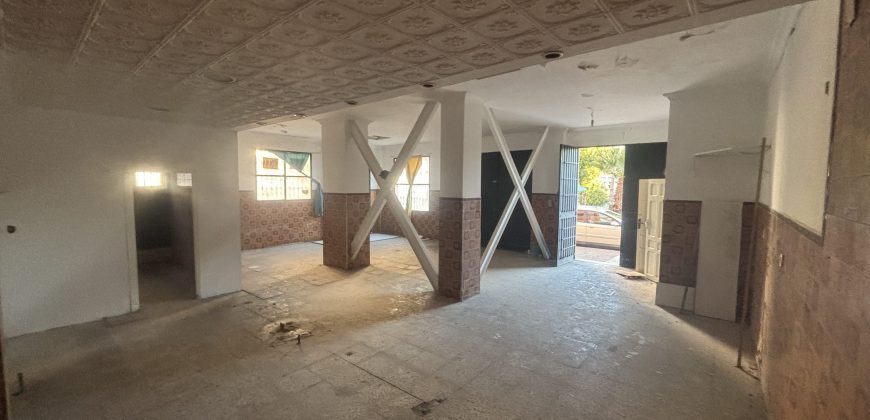 Local comercial en venta de 96 m², situado a escasos metros del metro de Barrio Alto, en San Juan de Aznalfarache.