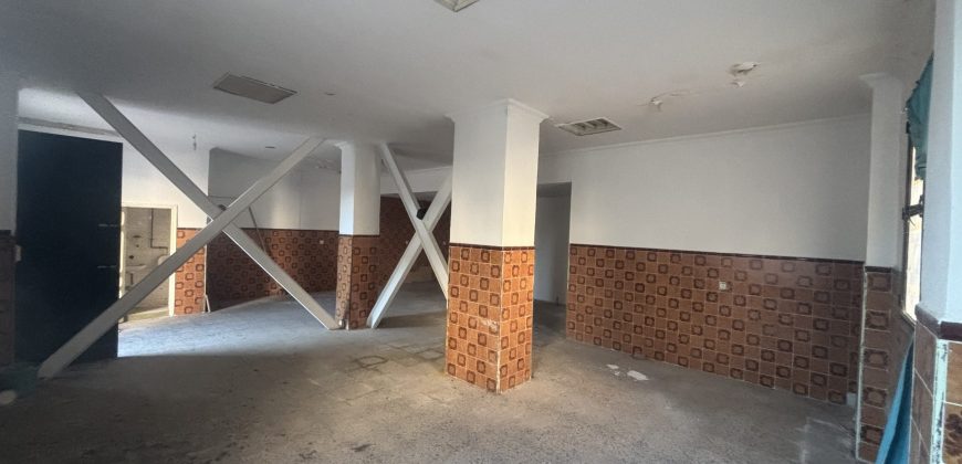 Local comercial en venta de 96 m², situado a escasos metros del metro de Barrio Alto, en San Juan de Aznalfarache.