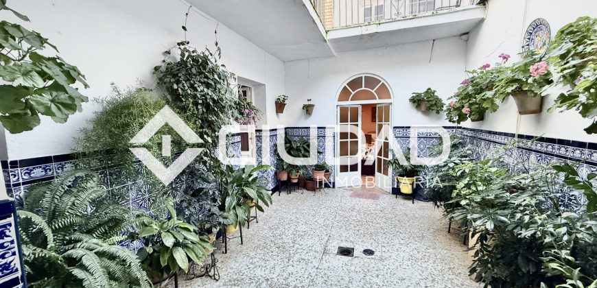 Casa de dos plantas en venta – Zona Campo Fútbol / Mantillo, Lebrija