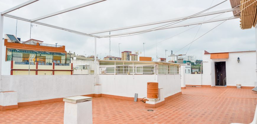 SE VENDE ESPECTACULAR CHALET ADOSADO EN BARRIADA MALLORCA, CAMAS