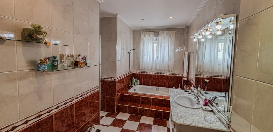 SE VENDE ESPECTACULAR CHALET ADOSADO EN BARRIADA MALLORCA, CAMAS