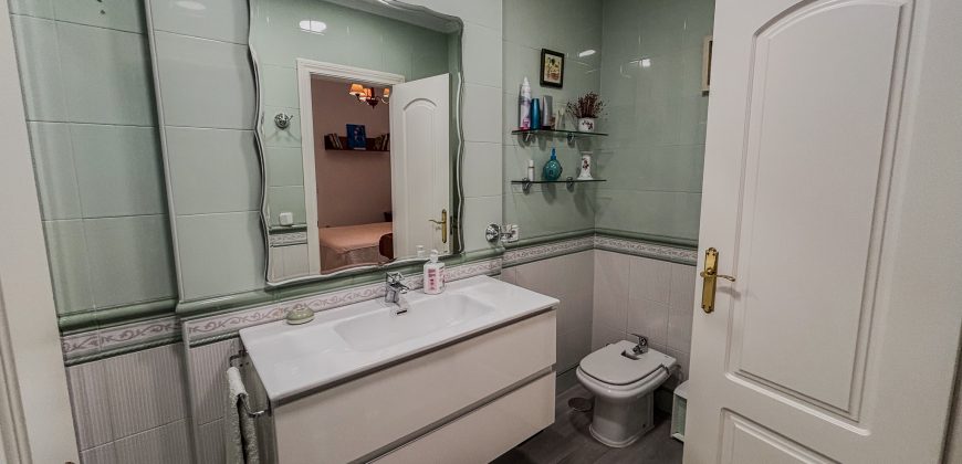 SE VENDE ESPECTACULAR CHALET ADOSADO EN BARRIADA MALLORCA, CAMAS