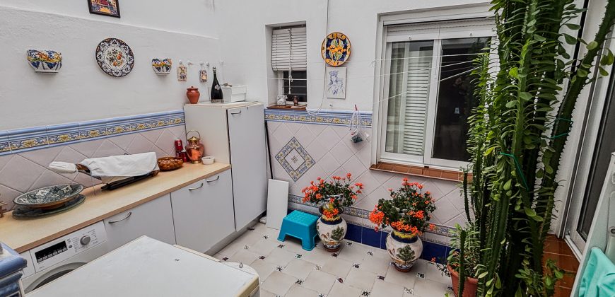 SE VENDE ESPECTACULAR CHALET ADOSADO EN BARRIADA MALLORCA, CAMAS