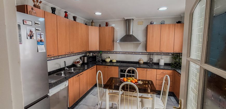 SE VENDE ESPECTACULAR CHALET ADOSADO EN BARRIADA MALLORCA, CAMAS