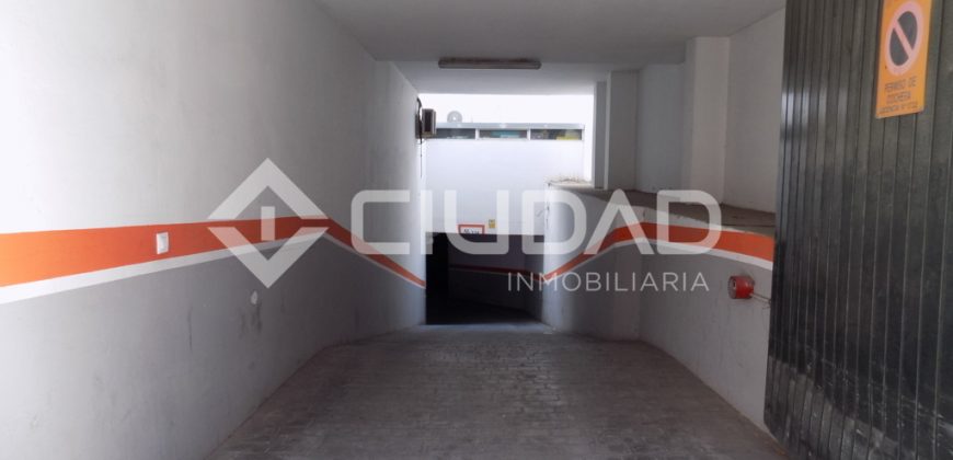 Garaje cerrado en C/ San Agustín frente Puerta de Jerez
