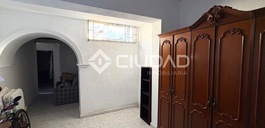 Casa de pueblo a reformar junto Av. Las Piletas