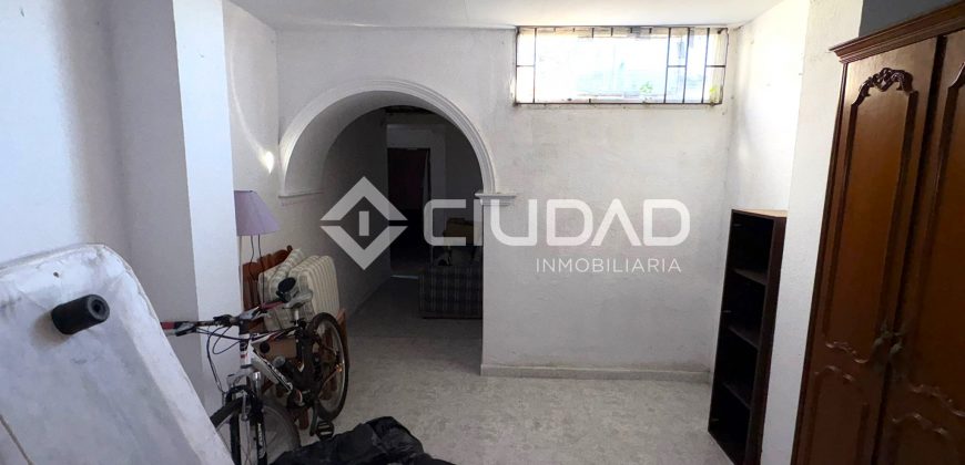 Casa de pueblo a reformar junto Av. Las Piletas