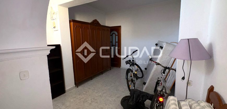 Casa de pueblo a reformar junto Av. Las Piletas