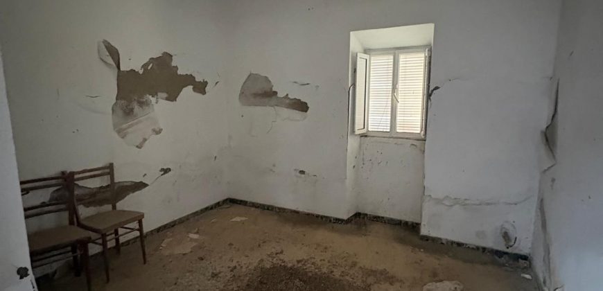 CASA PARA REFORMA EN LANTEJUELA