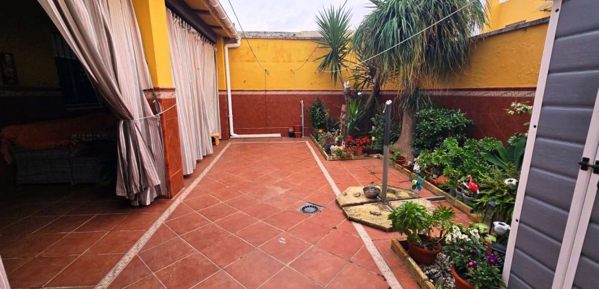 Casa adosada en esquina – Benacazón