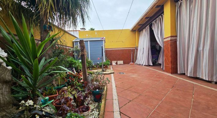 Casa adosada en esquina – Benacazón