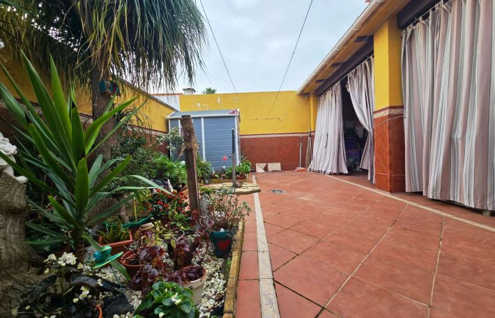 Casa adosada en esquina – Benacazón