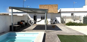 Parcela de recreo con construcción y piscina